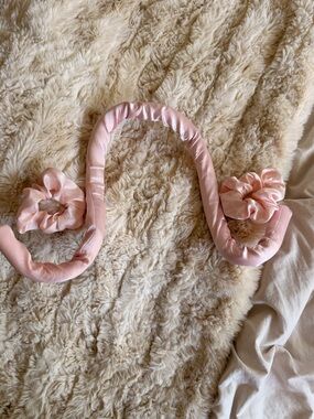 Silk-Feel Pink Hair Styling Set — Heatless Curling Rod and Scrunchies
